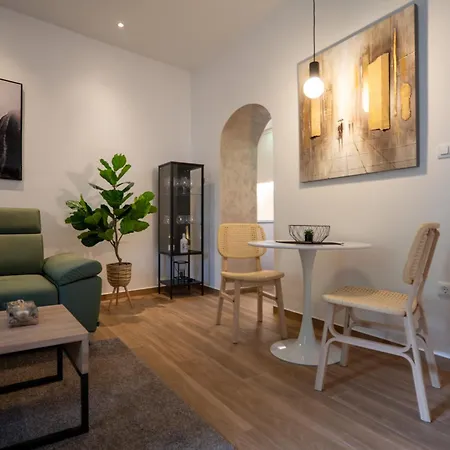 Beigestone Luxury Center By Belmont Realty *